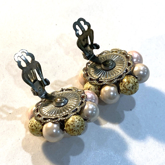 Vintage clip on earrings pink white pearl finish & gold confetti bead clusters - Picture 3 of 4